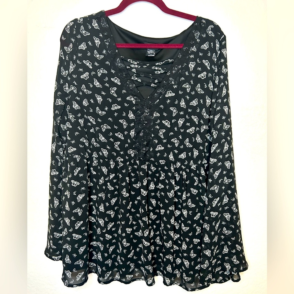 Preowned Torrid Butterfly Blouse Bell Sleeve Black White Blouse